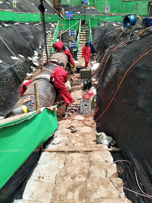 三聯(lián)磁電管道消磁-東北石油換管作業(yè)區(qū)-管道消磁機(jī)對管口消磁中